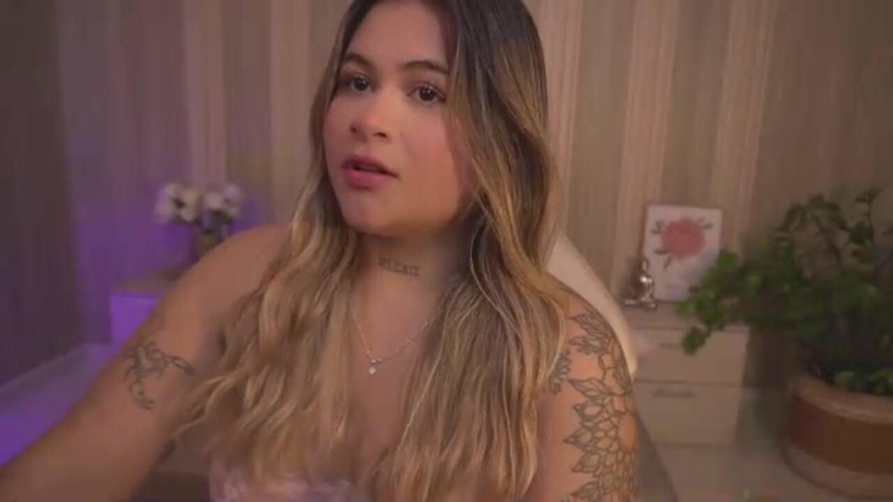 Ela_Curvy