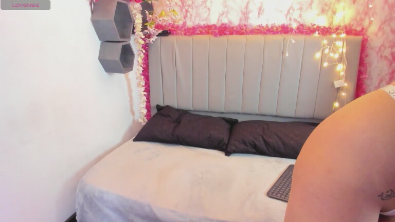 EmilyRoussee_s's Streamate show and profile