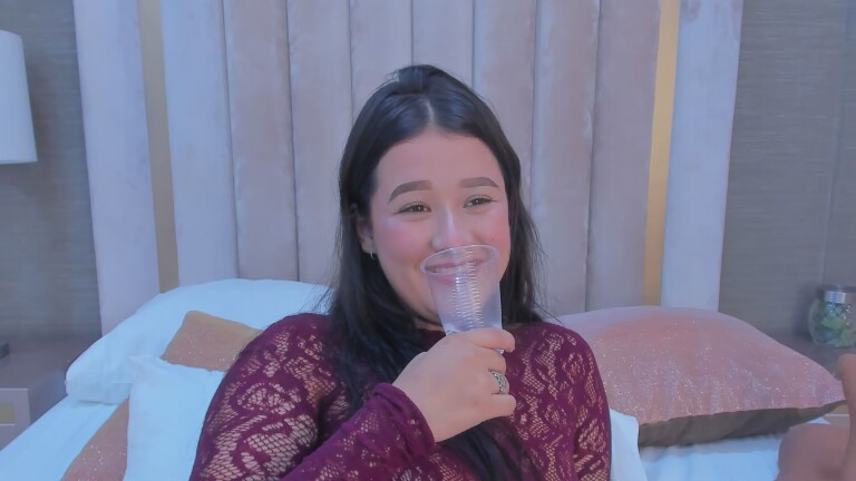 EmiRoseth's Streamate show and profile