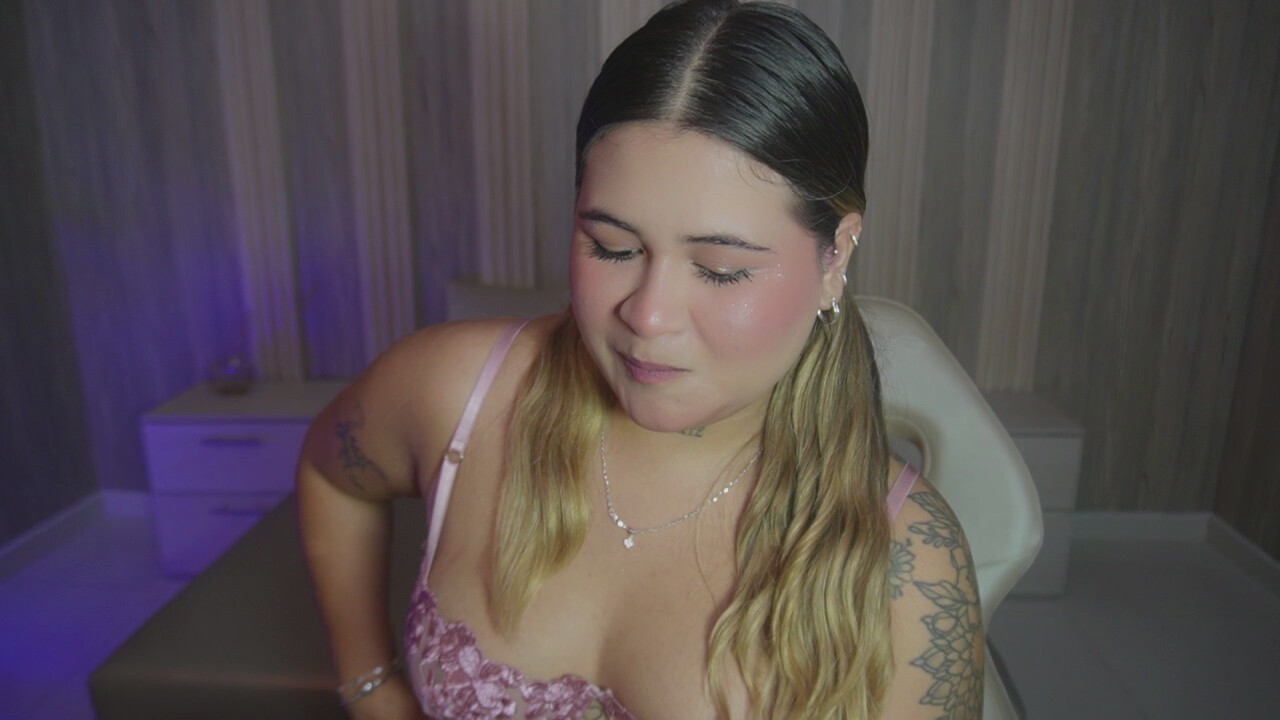 Ela_Curvy